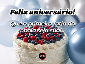 Mensagem de aniversário para WhatsApp sobre alegria, com small birthday cake with a generous first slice served on pretty ceramic plate.