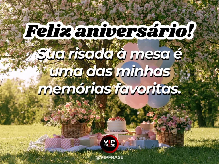 Mensagem de aniversário para madrinha sobre a risada da madrinha à mesa, com mesa festiva ao ar livre com bolo e flores.