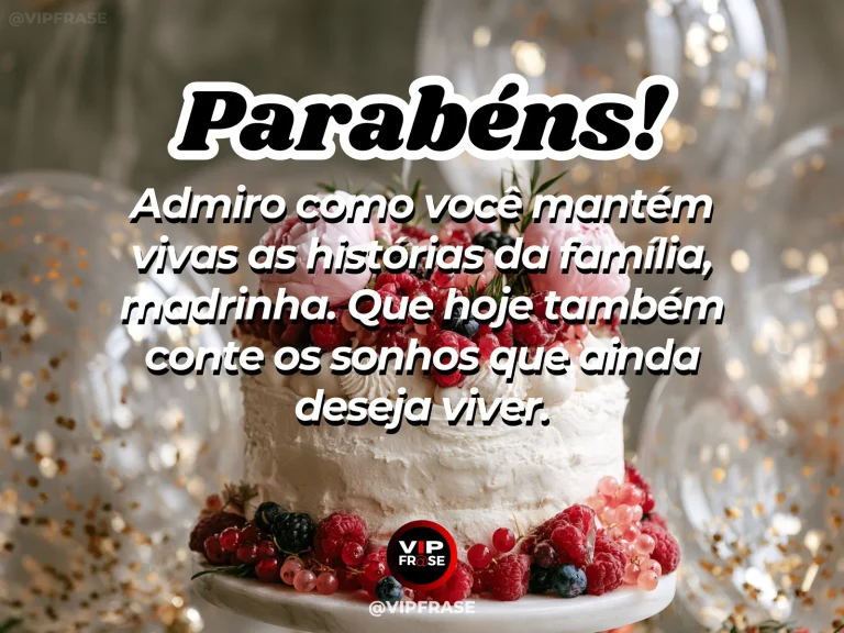 Mensagem de aniversário para madrinha sobre histórias de família e sonhos futuros, com álbum de família e diário ao lado de flores.