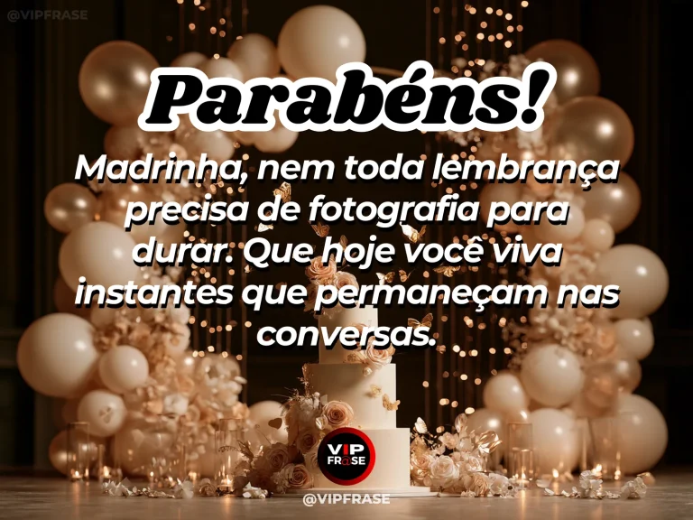 Mensagem de aniversário para madrinha sobre lembranças que dispensam fotografias, com mesa de aniversário com flores na luz dourada.