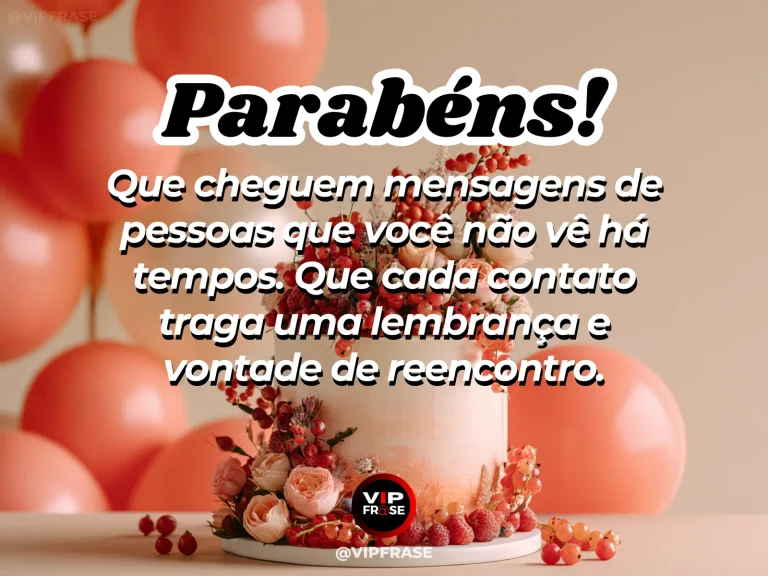 Mensagem de aniversário para madrinha sobre mensagens de pessoas queridas, com cartões e envelopes ao lado de rosas.