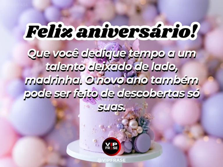 Mensagem de aniversário para madrinha sobre um talento para redescobrir, com materiais de pintura e flores sobre mesa.