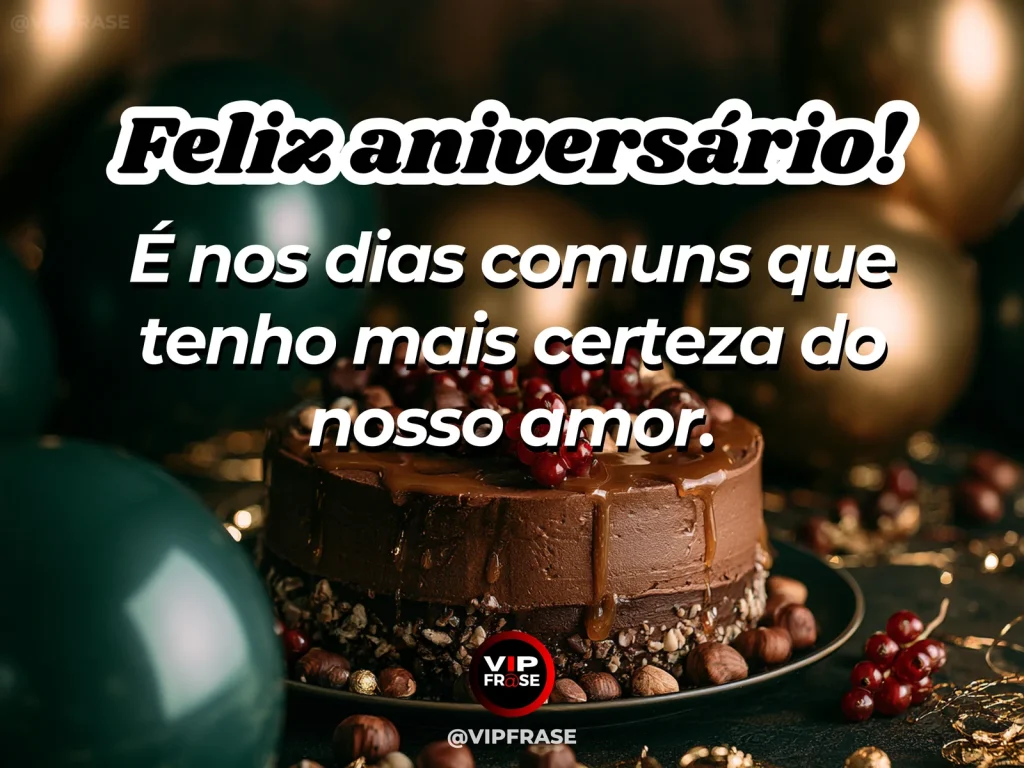 Mesa posta para duas pessoas em cozinha aconchegante, arte sobre amor presente na rotina.