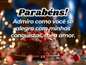 Dois pequenos ramos de louro em vaso elegante, arte sobre apoio e conquistas celebradas em casal.