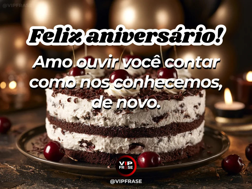 Álbum de fotografias fechado e flores delicadas sobre mesa, arte sobre memórias do começo do casal.