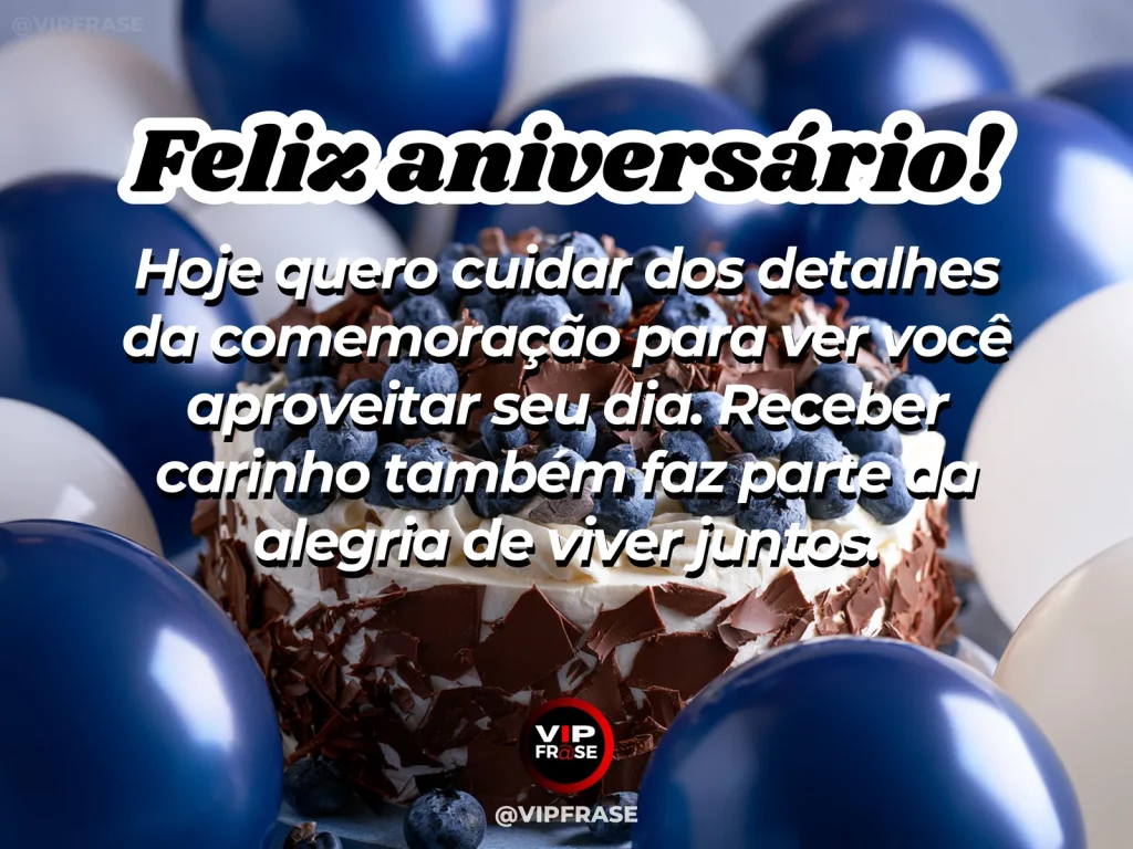 Pequeno bolo de aniversário e flores com velas apagadas em mesa, arte sobre mimar o marido.