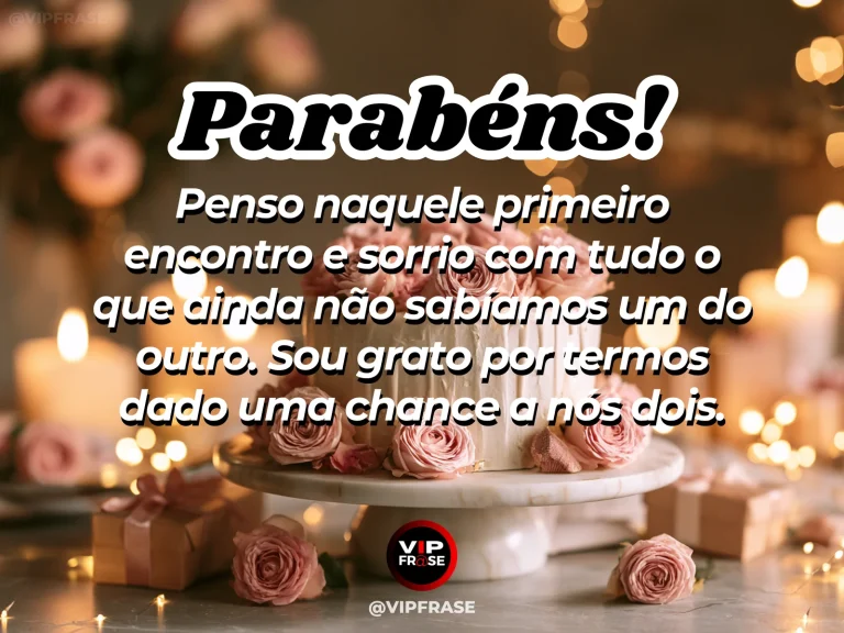 Mensagem de aniversário para namorada sobre a gratidão pelo nosso primeiro encontro, em cena colorida de ambiente romântico iluminado.