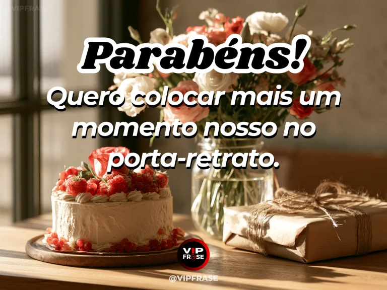 Mensagem de aniversário para namorada sobre nossa foto preferida no porta-retrato, com small empty elegant picture frame and flower bouquet beside a beautiful birthday cake.