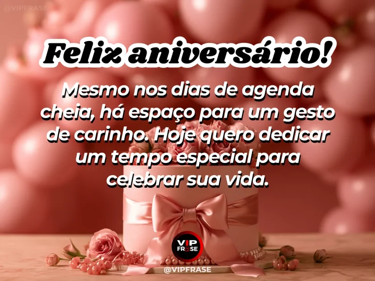 Mensagem de aniversário para namorada sobre nosso carinho quando o dia está corrido, com a small carefully arranged birthday flower bouquet and cake on a bright modern desk.