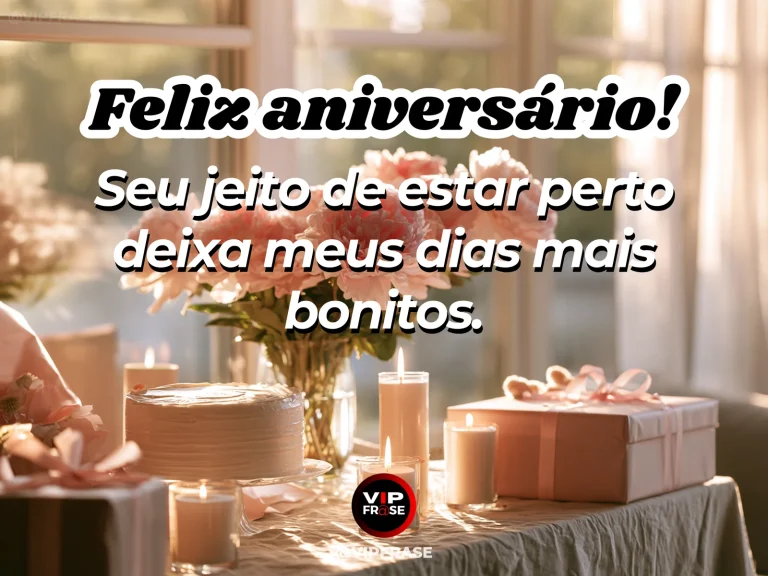 Mensagem de aniversário para namorada sobre o amor nos detalhes da sua presença, com two teacups alongside an elegant floral birthday arrangement in a garden alcove.