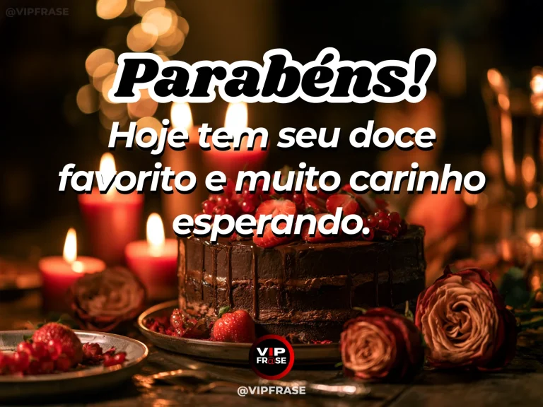 Mensagem de aniversário para namorada sobre o carinho de lembrar seu doce favorito, com beautifully styled favorite sweet strawberry dessert on birthday table with fresh roses.