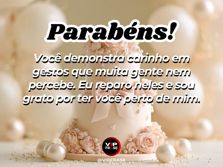 Mensagem de aniversário para namorada sobre o cuidado que não faz barulho, em cena colorida de ambiente romântico iluminado.