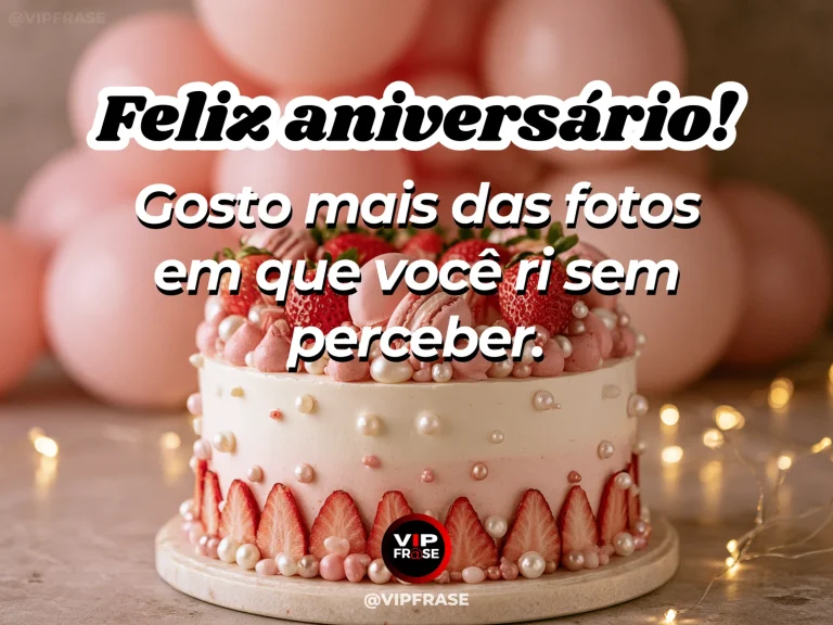 Mensagem de aniversário para namorada sobre seu sorriso nas fotos espontâneas, em cena colorida de flores e luz natural.