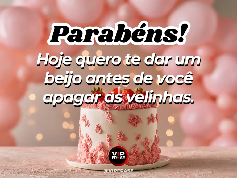 Mensagem de aniversário para namorada sobre um beijo antes de apagar as velinhas, com romantic small birthday cake with unlit candles and lush roses on a sunlit terrace.
