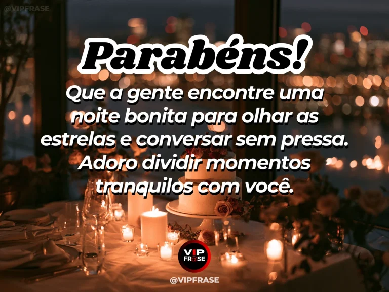 Mensagem de aniversário para namorada sobre um convite para contemplar o céu juntos, com romantic open air garden birthday table beneath starry deep blue sky with tasteful fairy lights.