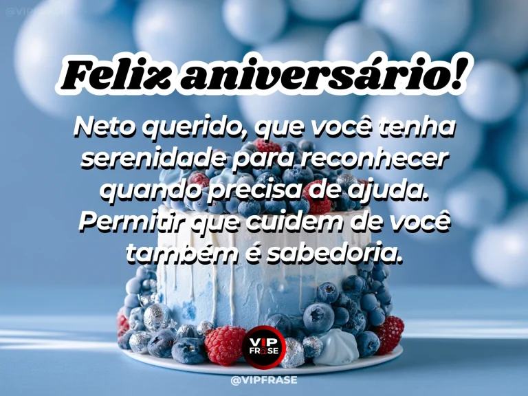 Arte de aniversário para neto mostrando bolo branco e azul com frutas vermelhas diante de balões e mensagem sobre sabedoria de aceitar ajuda quando for preciso.