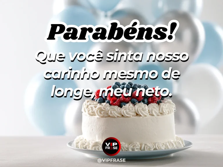 Imagem de aniversário para neto sobre carinho dos avós mesmo quando o neto está longe, mostrando bolo branco com frutas vermelhas e balões claros.