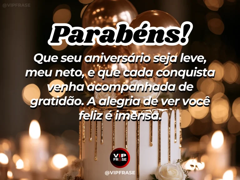 Mensagem de aniversário para neto sobre gratidão pelas conquistas e alegria do neto, ilustrada com bolo branco com cobertura dourada e velas acesas.