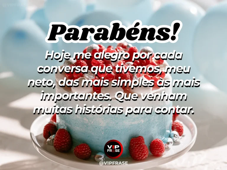 Mensagem de aniversário para neto sobre as conversas com o neto que viram histórias importantes, ilustrada com bolo azul-claro com framboesas e balões azuis.