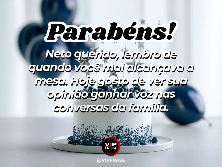 Arte de aniversário para neto sobre a evolução do neto e as conversas em família, mostrando bolo branco e azul com mirtilos e balões escuros.