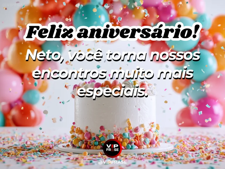 Mensagem de aniversário para neto sobre a alegria dos encontros com o neto, com bolo branco decorado com doces e balões coloridos, sob chuva de confetes.