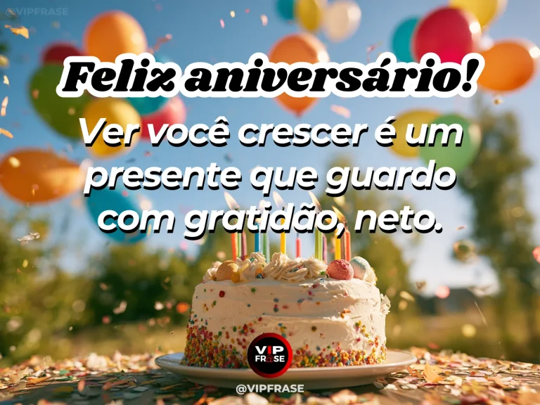 Mensagem de aniversário para neto sobre a gratidão pelo crescimento do neto, com bolo decorado ao ar livre, com balões alaranjados e luz de fim de tarde.