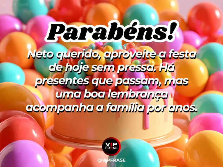 Arte de aniversário para neto sobre as lembranças de aniversário vividas em família com o neto, mostrando bolo claro com cobertura rosa entre balões coloridos.