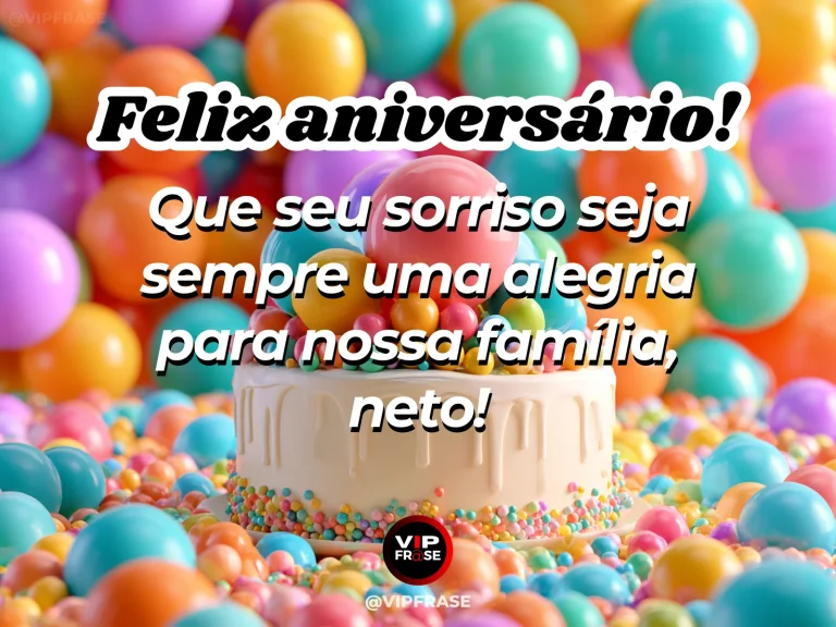 Mensagem de aniversário para neto sobre o sorriso do neto na família, com bolo branco rodeado por balões em cores vibrantes e pequenos confeitos.