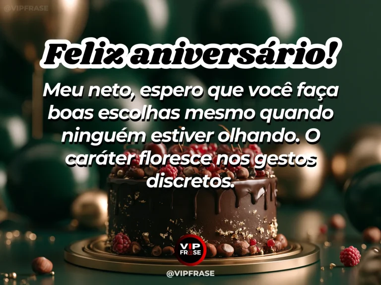 Arte de aniversário para neto mostrando bolo de chocolate com frutas vermelhas em ambiente escuro e mensagem sobre o caráter do neto revelado nas boas escolhas.