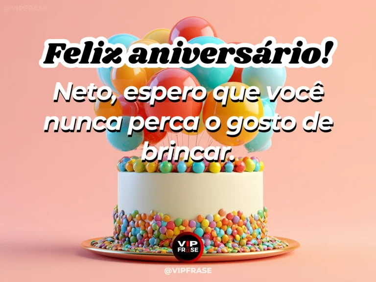 Mensagem de aniversário para neto sobre o espírito brincalhão que o neto deve preservar, ilustrada com bolo branco com confeitos multicoloridos e balões pastel.