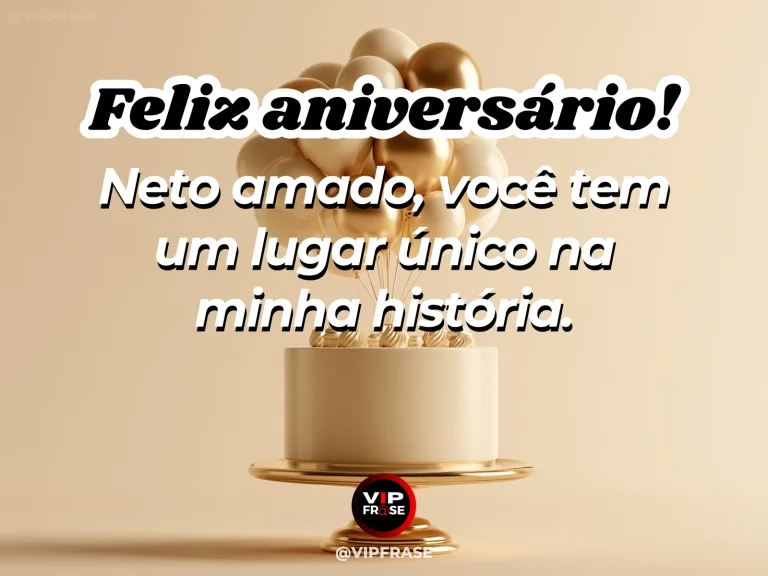 Mensagem de aniversário para neto sobre o lugar especial do neto na família, com bolo de cobertura bege sobre suporte dourado, diante de fundo claro minimalista.