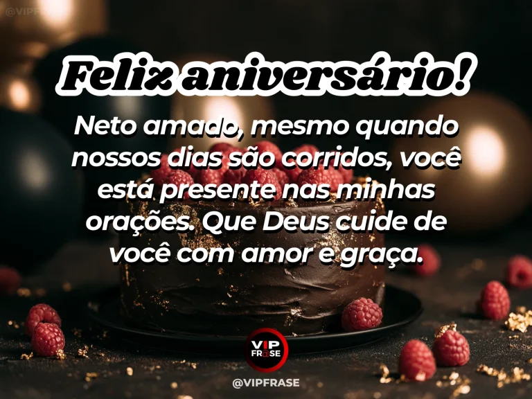 Arte de aniversário para neto mostrando bolo de chocolate escuro com frutas vermelhas e luzes e mensagem sobre fé e orações dos avós pelo neto.