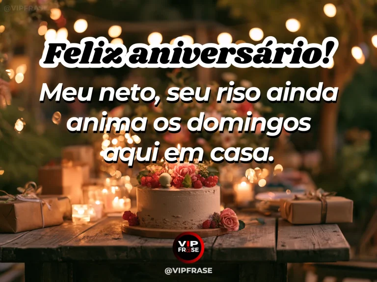 Arte de aniversário para neto sobre as lembranças felizes dos domingos em família com o neto, mostrando bolo com frutas vermelhas e presentes sob luzinhas no jardim.