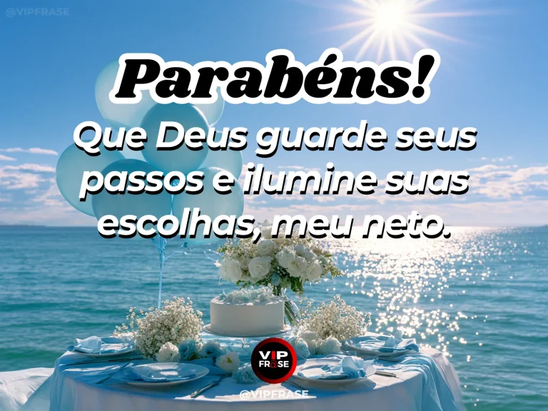 Mensagem de aniversário para neto sobre proteção e bênçãos para o neto, com mesa azul com bolo e flores brancas diante do mar iluminado pelo sol.