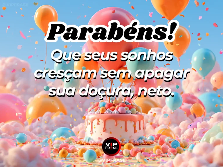 Mensagem de aniversário para neto sobre sonhos e doçura no aniversário do neto, ilustrada com bolo rosa com doces e balões sobre decoração de nuvens pastel.