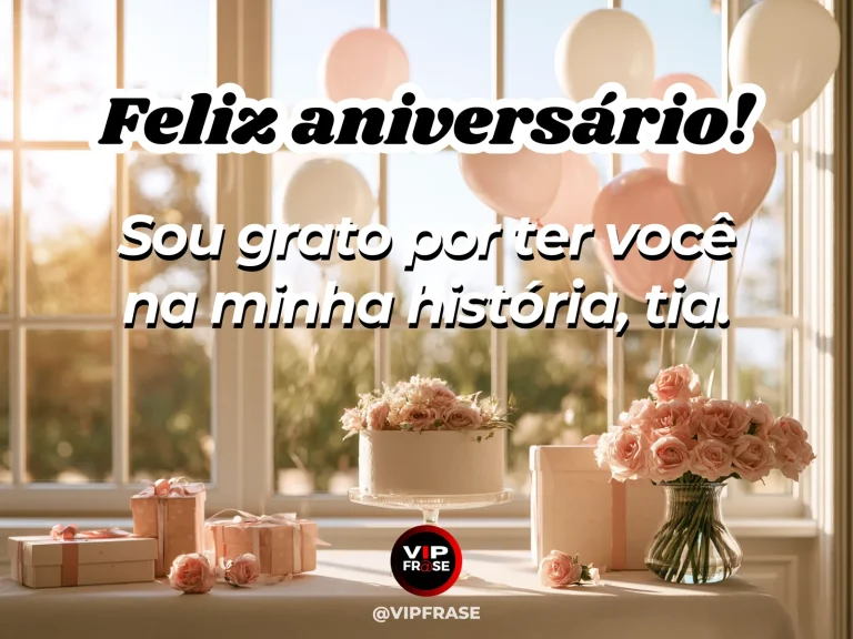 Mensagem de aniversário para tia sobre gratidao, com álbum de fotografias antigas sobre mesa com flores frescas.
