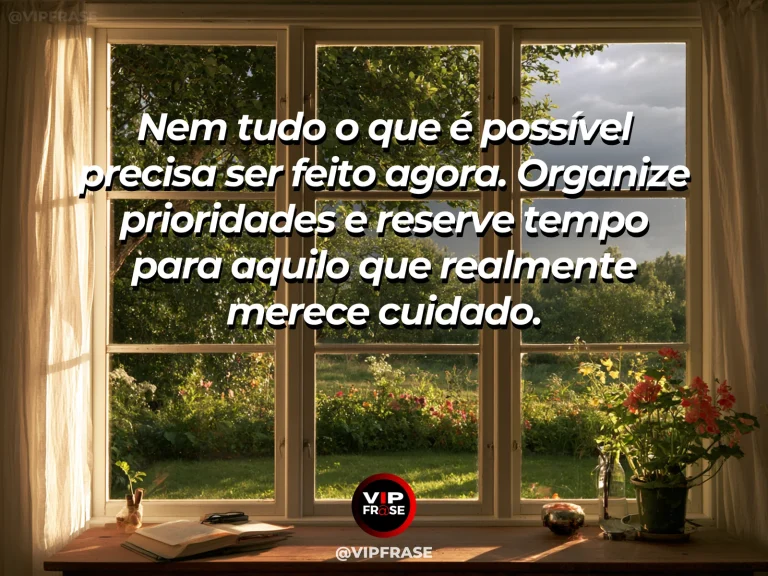 Mensagem de sabedoria sobre prioridades bem escolhidas, com mesa organizada com três pedras lisas e planta florida.