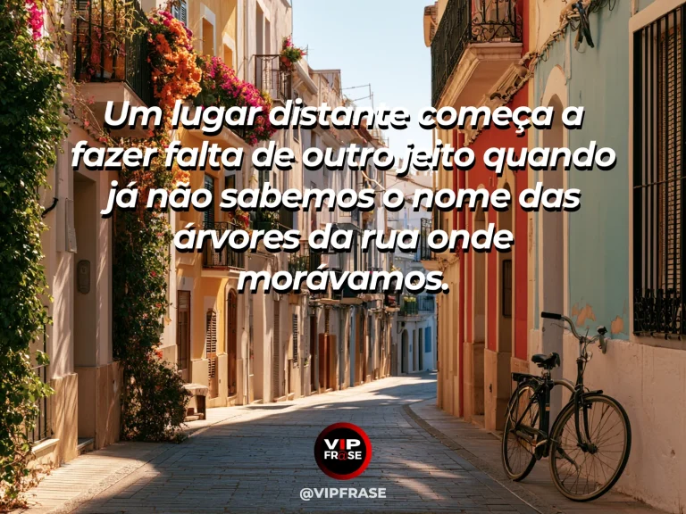 Frase sobre saudade com fachadas antigas e rua tranquila com luz matinal.