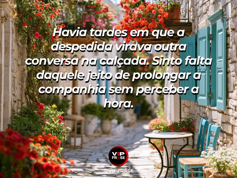 Mensagem sobre saudade, com calçada arborizada em frente a casa com portão aberto e flores.