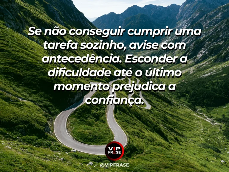 Mensagem de sabedoria sobre avisar com antecedência, com ampulheta e envelope sem letras sobre mesa florida.