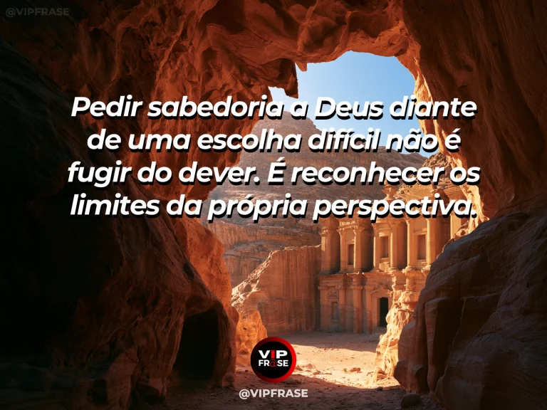 Frase de força sobre buscar sabedoria diante das decisões, ilustrada por uma capela de pedra perto de bifurcação antiga entre colinas verdes.