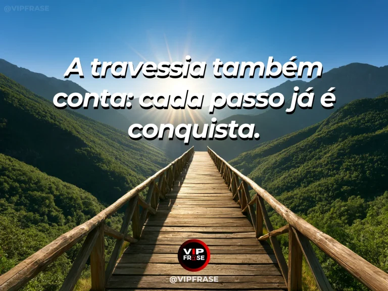 Mensagem de superação em passarela de madeira atravessando paisagem viva, reforçando que cada trecho percorrido é parte da conquista.