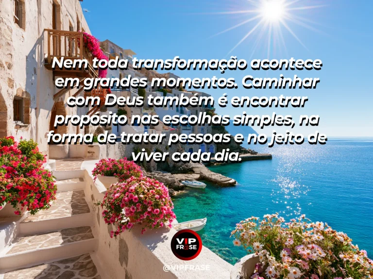 Frase sobre Deus com rua charmosa e viva em vila mediterrânea ao amanhecer, flores, cafés fechados e luz dourada.