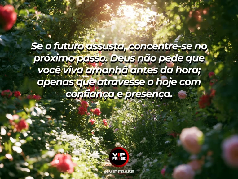 Mensagem sobre caminhar com Deus, com passarela seguindo em direção ao mar.