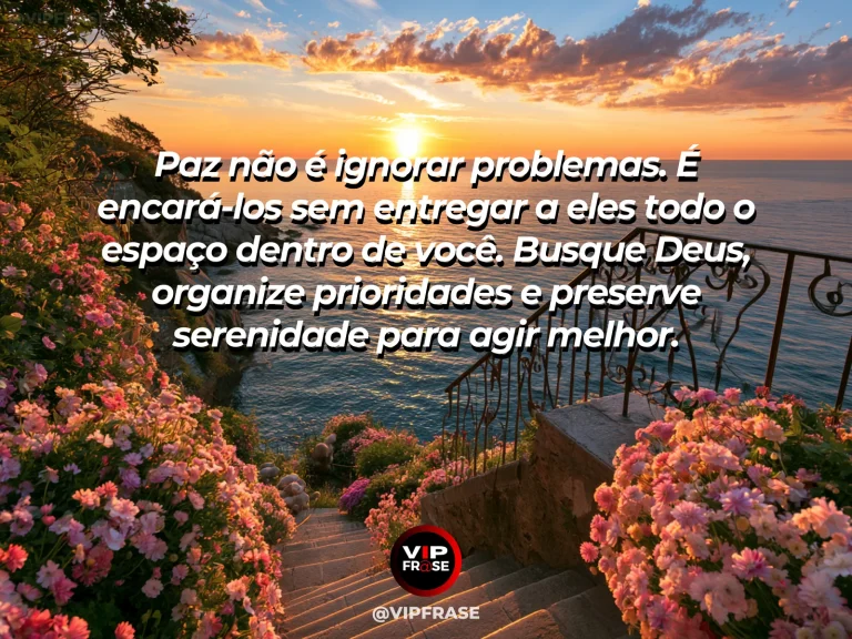 Mensagem sobre Deus com mar calmo diante de rochas firmes ao amanhecer.