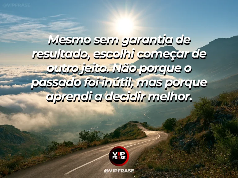 Mensagem de recomeço sobre iniciar outra tentativa sem exigir garantias, em trilha em encosta com neblina leve se dissipando ao sol.