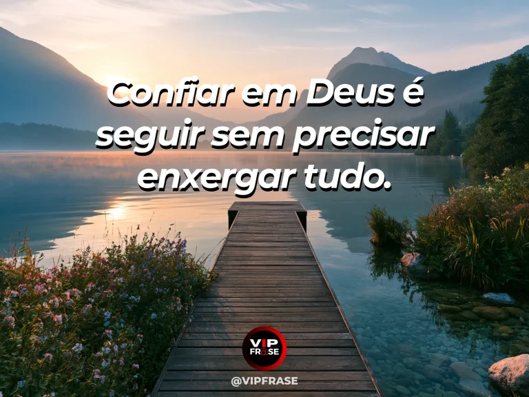 Frase sobre Deus com ponte suspensa desaparecendo em névoa clara entre montanhas verdes e luz de amanhecer.