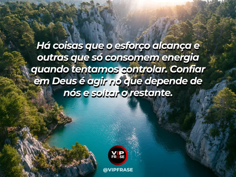 Frase sobre Deus com rio amplo seguindo naturalmente entre montanhas, água fluindo sob luz dourada e vegetação abundante.