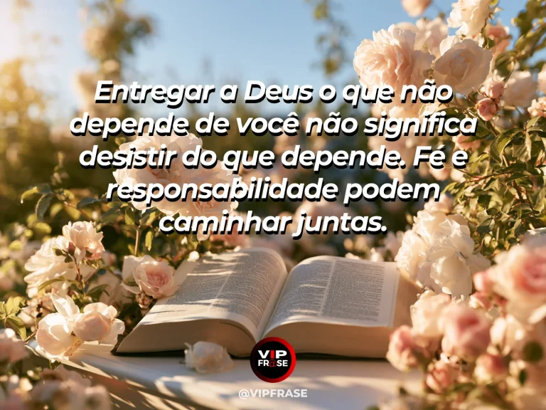 Frase de fé com ponte de madeira atravessando rio vivo entre margens verdes e iluminadas.