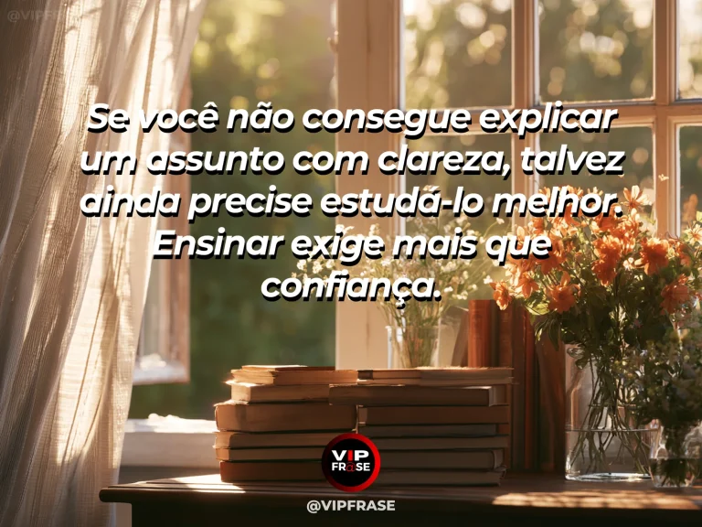 Frase de sabedoria sobre preparo antes de ensinar, com livros abertos sem escrita em estante perto de janela verde.